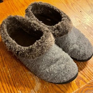 Duluth Trading Co Slippers